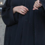 عبايه كلوش منسوجة بقماش نواعم مطرزه بخيوط اسود مخفى