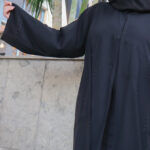 ⁦عبايه كلوش منسوجة بقماش نواعم مطرزه بخيوط اسود مخفى⁩ - الصورة ⁦2⁩