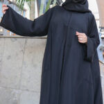 ⁦عبايه كلوش منسوجة بقماش نواعم مطرزه بخيوط اسود مخفى⁩ - الصورة ⁦3⁩