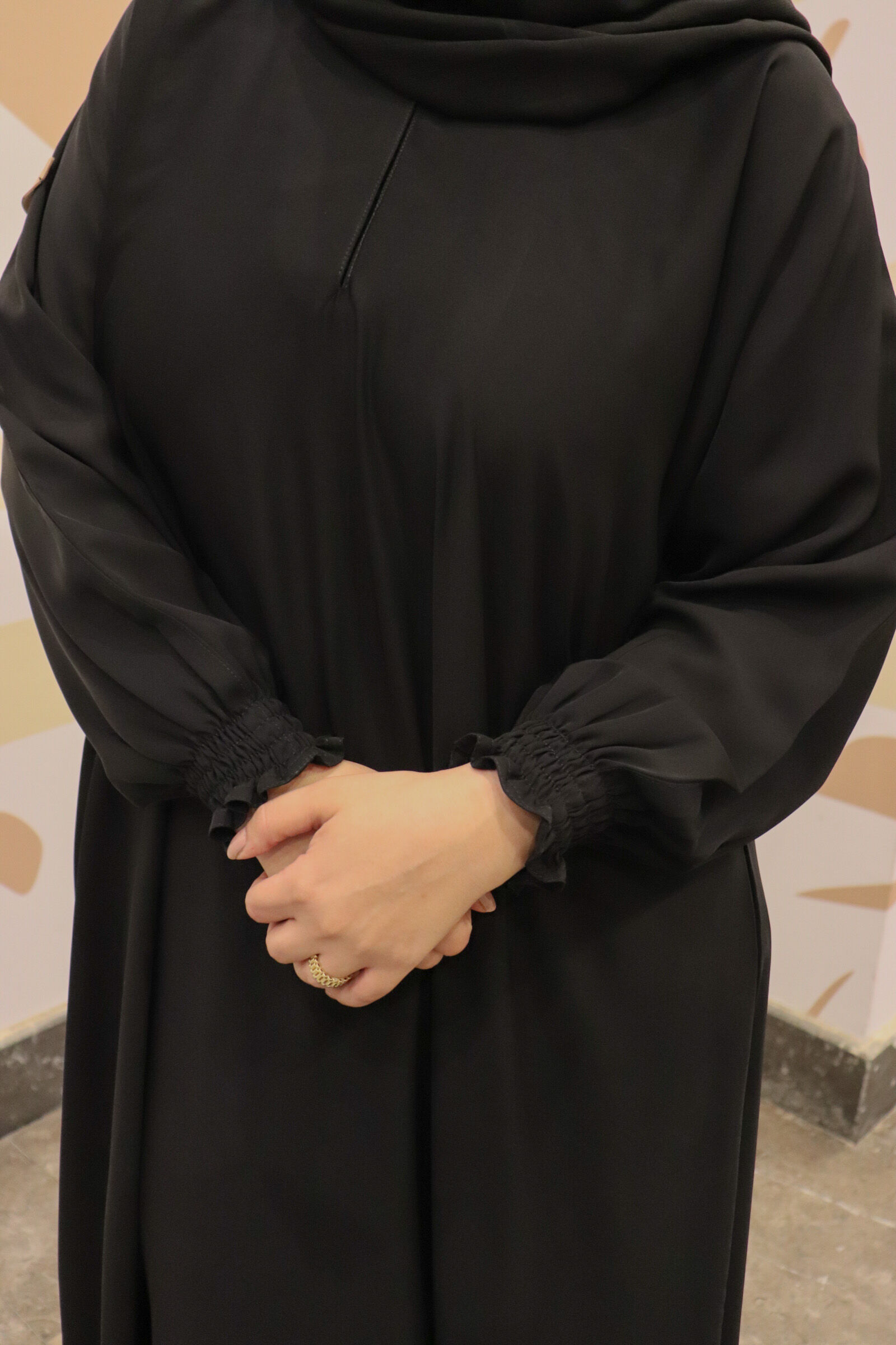 IMG_4323 عبايه مغلقه و باكمام مطاط ابره - الصورة 1