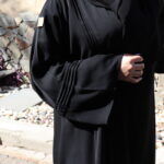 ⁦عباية كلوش نواعم بشك على الأكمام و الأجناب بشكل مميز⁩ - الصورة ⁦2⁩