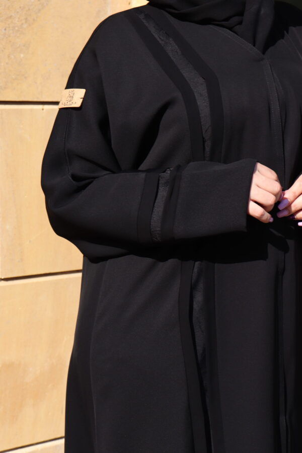 ⁦عبايه مزينه بفايفين كلاسيك⁩ - الصورة ⁦2⁩