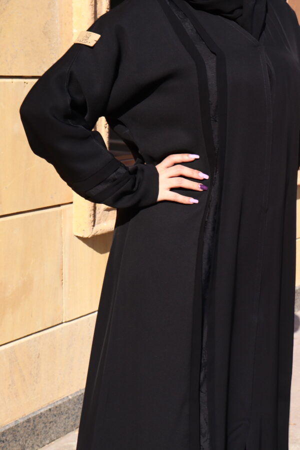 ⁦عبايه مزينه بفايفين كلاسيك⁩ - الصورة ⁦3⁩