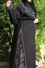 ⁦عبايه بليزر مزينه بتطريز مميز بلون بيج⁩ - الصورة ⁦2⁩