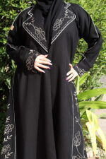 ⁦عبايه بليزر مزينه بتطريز مميز بلون بيج⁩ - الصورة ⁦3⁩