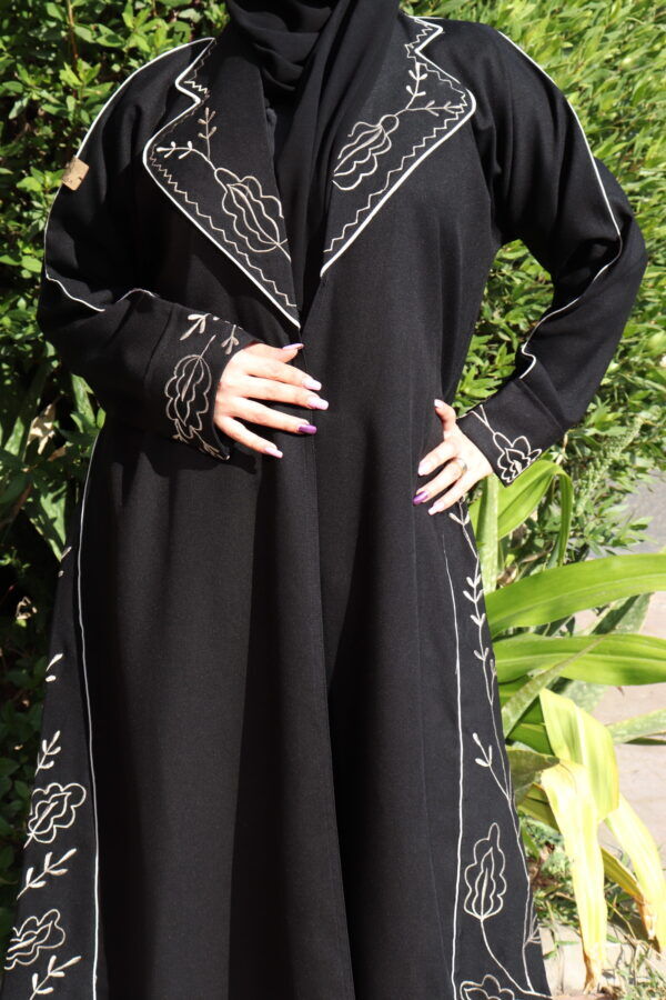 ⁦عبايه بليزر مزينه بتطريز مميز بلون بيج⁩ - الصورة ⁦3⁩