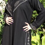 عبايه بليزر مزينه بتطريز مميز بلون بيج