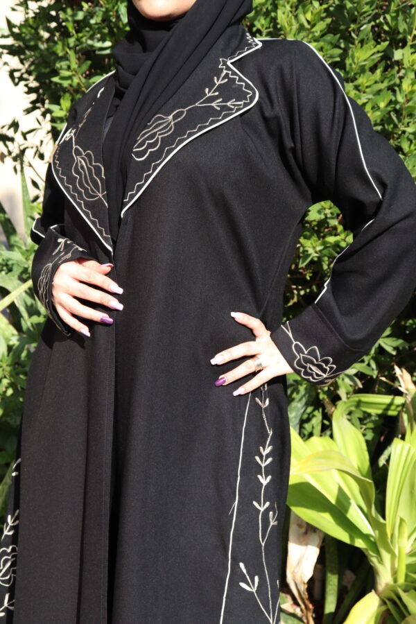 ⁦عبايه بليزر مزينه بتطريز مميز بلون بيج⁩ - الصورة ⁦4⁩