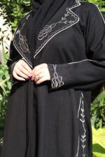 ⁦عبايه بليزر مزينه بتطريز مميز بلون بيج⁩ - الصورة ⁦5⁩