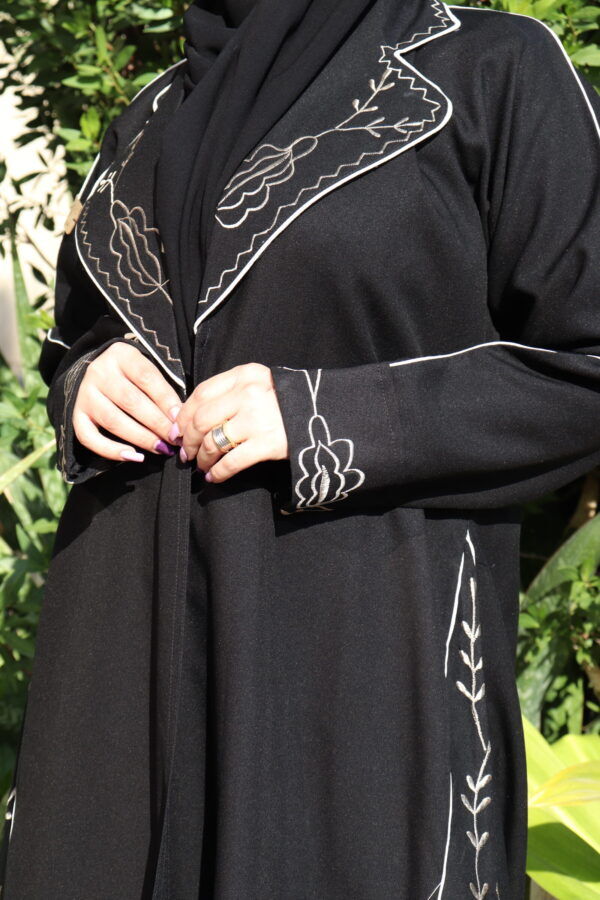 ⁦عبايه بليزر مزينه بتطريز مميز بلون بيج⁩ - الصورة ⁦5⁩