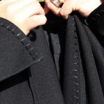 ⁦عباية مفتوحة مندمجة بطبقة داخلية محدده من الامام بلون الاسود⁩ - الصورة ⁦6⁩