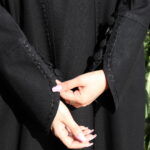 ⁦عباية مفتوحة مندمجة بطبقة داخلية محدده من الامام بلون الاسود⁩ - الصورة ⁦3⁩