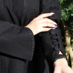 ⁦عباية مفتوحة مندمجة بطبقة داخلية محدده من الامام بلون الاسود⁩ - الصورة ⁦4⁩