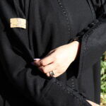 ⁦عباية مفتوحة مندمجة بطبقة داخلية محدده من الامام بلون الاسود⁩ - الصورة ⁦5⁩