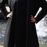 عبايه مفتوحة مندمجة بطبقه داخلية محدده من امام بلون