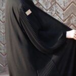 ⁦عبايه ساده بتدخل قماش مكسر من اكمام وجنب⁩ - الصورة ⁦6⁩