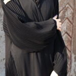 ⁦عبايه ساده بتدخل قماش مكسر من اكمام وجنب⁩ - الصورة ⁦7⁩