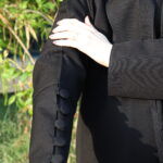 ⁦عبايه مفتوحة بطبقة داخلية مع ربطة جانبية بلياقه⁩ - الصورة ⁦4⁩