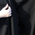 ⁦عبايه مفتوحة بطبقة داخلية مع ربطة جانبية بلياقه⁩ - الصورة ⁦6⁩