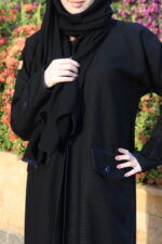 ⁦عبايه بياقة مزينه بفايفين بلون الكحلي مبتكره⁩ - الصورة ⁦2⁩