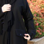 ⁦عبايه بياقة مزينه بفايفين بلون الكحلي مبتكره⁩ - الصورة ⁦3⁩