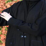 ⁦عبايه بياقة مزينه بفايفين بلون الكحلي مبتكره⁩ - الصورة ⁦5⁩