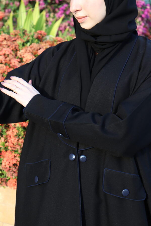 ⁦عبايه بياقة مزينه بفايفين بلون الكحلي مبتكره⁩ - الصورة ⁦5⁩