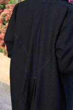 ⁦عبايه بياقة مزينه بفايفين بلون الكحلي مبتكره⁩ - الصورة ⁦6⁩