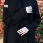 عباية اماراتي بخيوط مبتكره بلون أسود