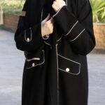 ⁦عبايه بياقة مزينة بفايفين بلون بيج مبتكره⁩ - الصورة ⁦5⁩