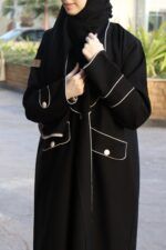 ⁦عبايه بياقة مزينة بفايفين بلون بيج مبتكره⁩ - الصورة ⁦5⁩