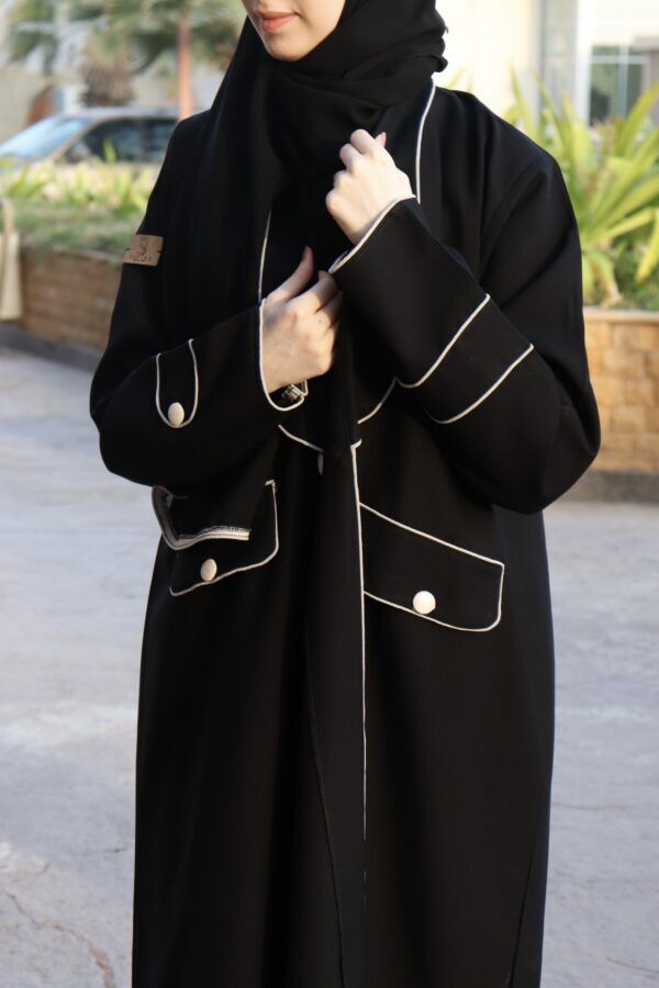 ⁦عبايه بياقة مزينة بفايفين بلون بيج مبتكره⁩ - الصورة ⁦5⁩