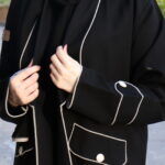 ⁦عبايه بياقة مزينة بفايفين بلون بيج مبتكره⁩ - الصورة ⁦2⁩