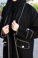 ⁦عبايه بياقة مزينة بفايفين بلون بيج مبتكره⁩ - الصورة ⁦2⁩