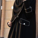 ⁦عبايه بياقة مزينة بفايفين بلون بيج مبتكره⁩ - الصورة ⁦6⁩