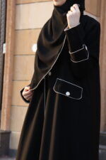 ⁦عبايه بياقة مزينة بفايفين بلون بيج مبتكره⁩ - الصورة ⁦6⁩