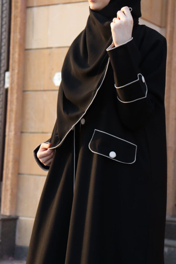 ⁦عبايه بياقة مزينة بفايفين بلون بيج مبتكره⁩ - الصورة ⁦6⁩