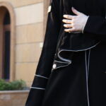 ⁦عبايه بياقة مزينة بفايفين بلون بيج مبتكره⁩ - الصورة ⁦7⁩