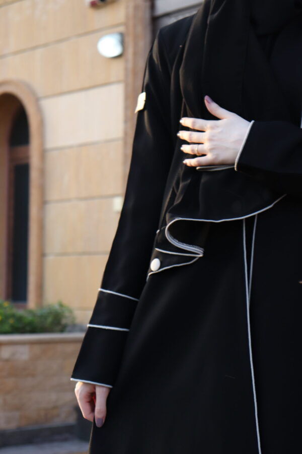 ⁦عبايه بياقة مزينة بفايفين بلون بيج مبتكره⁩ - الصورة ⁦7⁩