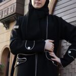 ⁦عبايه بياقة مزينة بفايفين بلون بيج مبتكره⁩ - الصورة ⁦4⁩