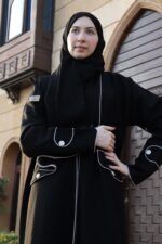 ⁦عبايه بياقة مزينة بفايفين بلون بيج مبتكره⁩ - الصورة ⁦4⁩