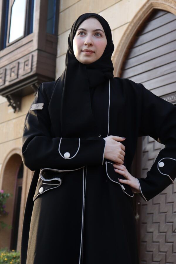 ⁦عبايه بياقة مزينة بفايفين بلون بيج مبتكره⁩ - الصورة ⁦4⁩