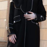 عبايه بياقة مزينة بفايفين بلون بيج مبتكره