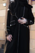 عبايه بياقة مزينة بفايفين بلون بيج مبتكره