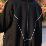 ⁦عبايه بياقة مزينة بفايفين بلون بيج مبتكره⁩ - الصورة ⁦3⁩