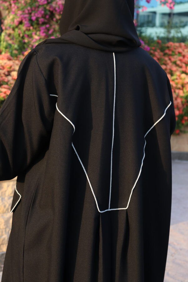 ⁦عبايه بياقة مزينة بفايفين بلون بيج مبتكره⁩ - الصورة ⁦3⁩