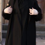 عباية أسود 2 طقم ثلاث قطع قماش كريب واقف