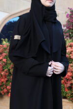 ⁦عبايه بلياقه مزينه بفايفين بلون اسود مبتكره⁩ - الصورة ⁦5⁩