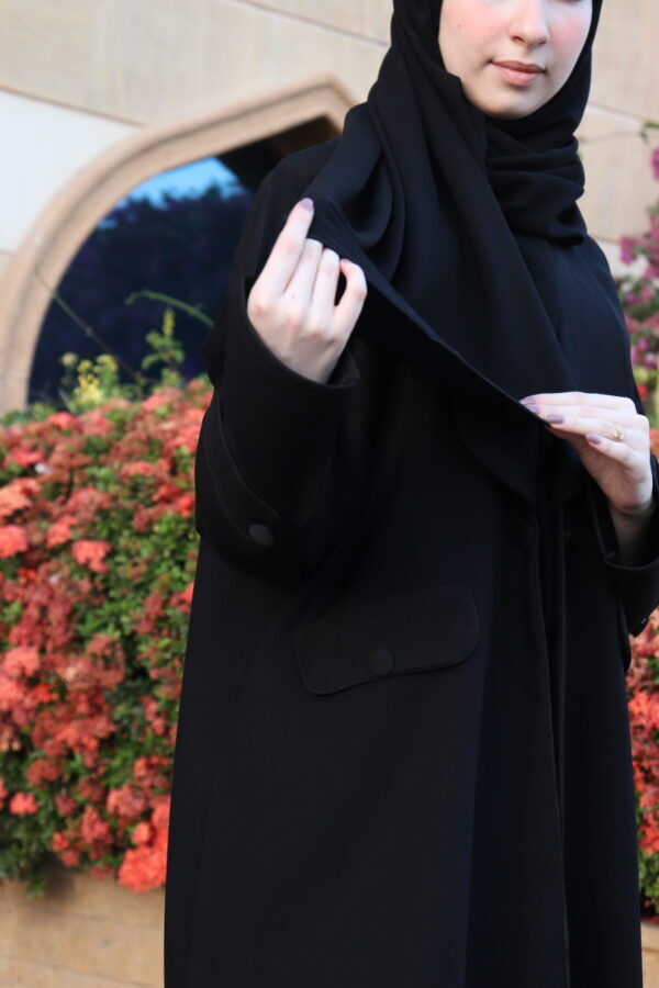 ⁦عبايه بلياقه مزينه بفايفين بلون اسود مبتكره⁩ - الصورة ⁦6⁩