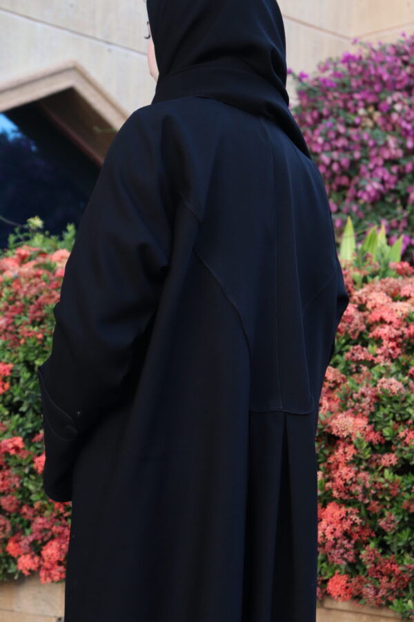 ⁦عبايه بلياقه مزينه بفايفين بلون اسود مبتكره⁩ - الصورة ⁦4⁩